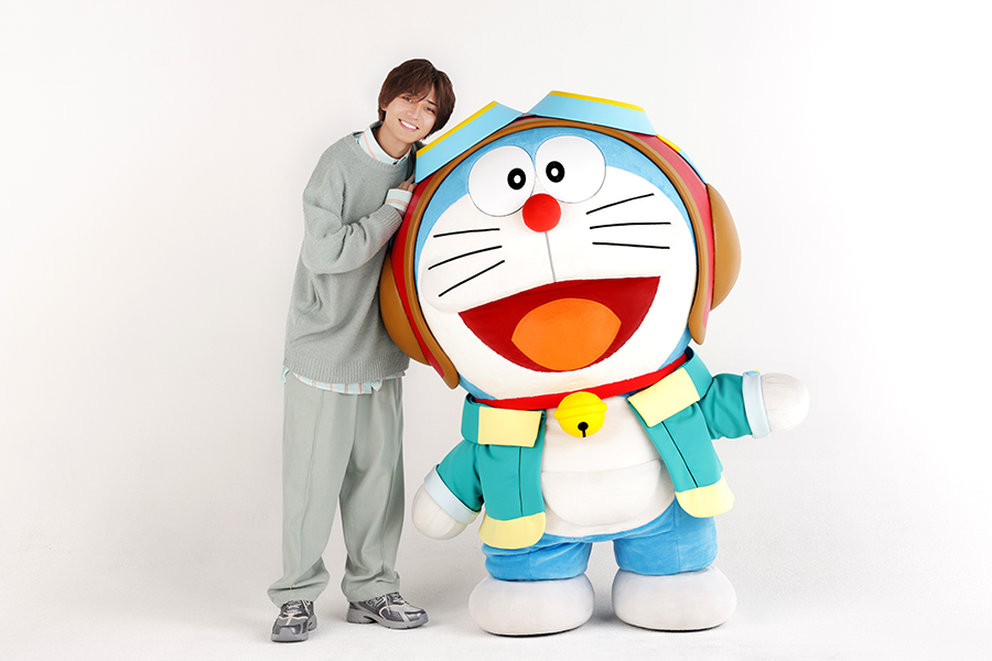永濑廉和哆啦A梦的合影。哆啦A梦穿着一身飞行员服装。